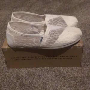 White lace TOMS